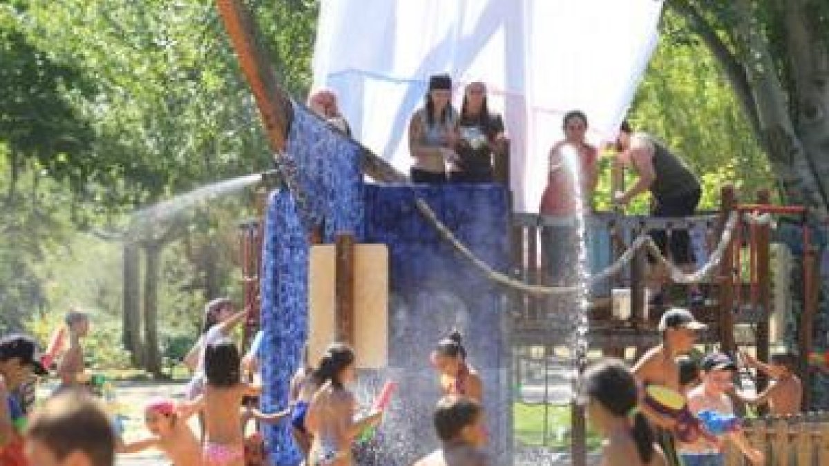 Los niños se refrescan en la batalla de agua celebrada en el parque del Sil.