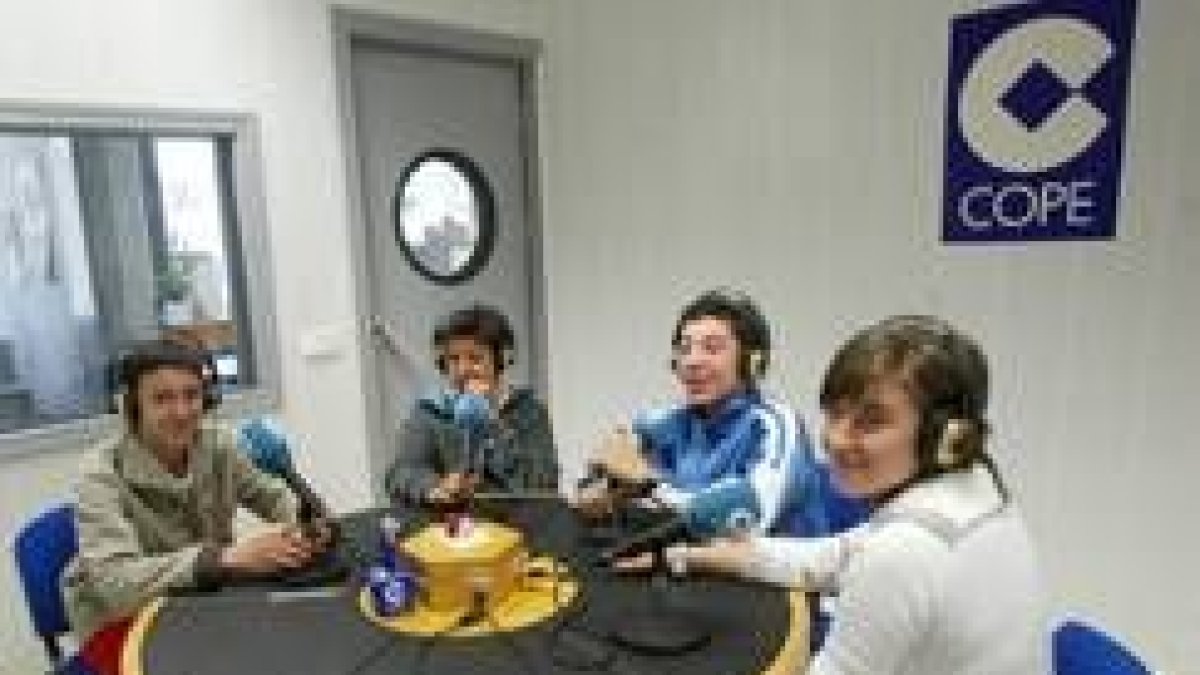 Los finalistas de los colegios ponferradinos se vieron las caras ayer en la emisora de la Cope