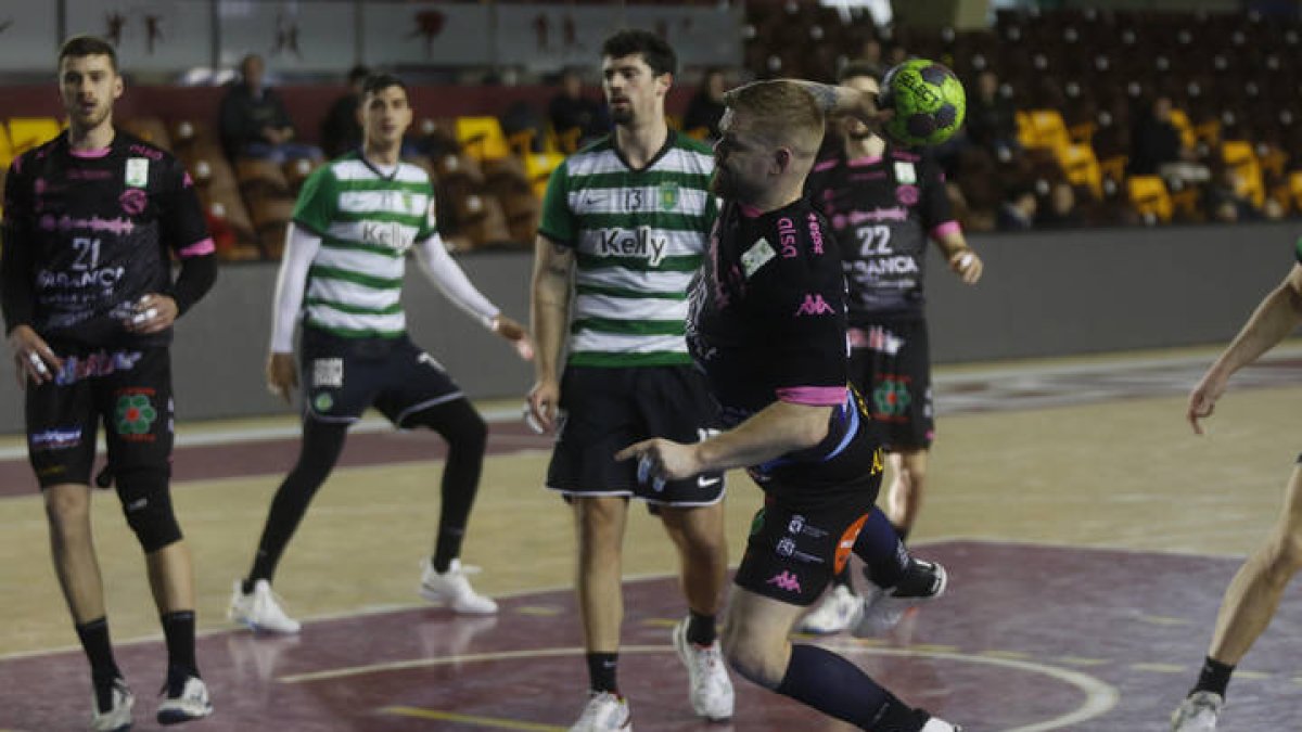 El Abanca Ademar no pudo cerrar su fase de preparación con triunfo tras caer frente al Sporting Portugal. FERNANDO OTERO