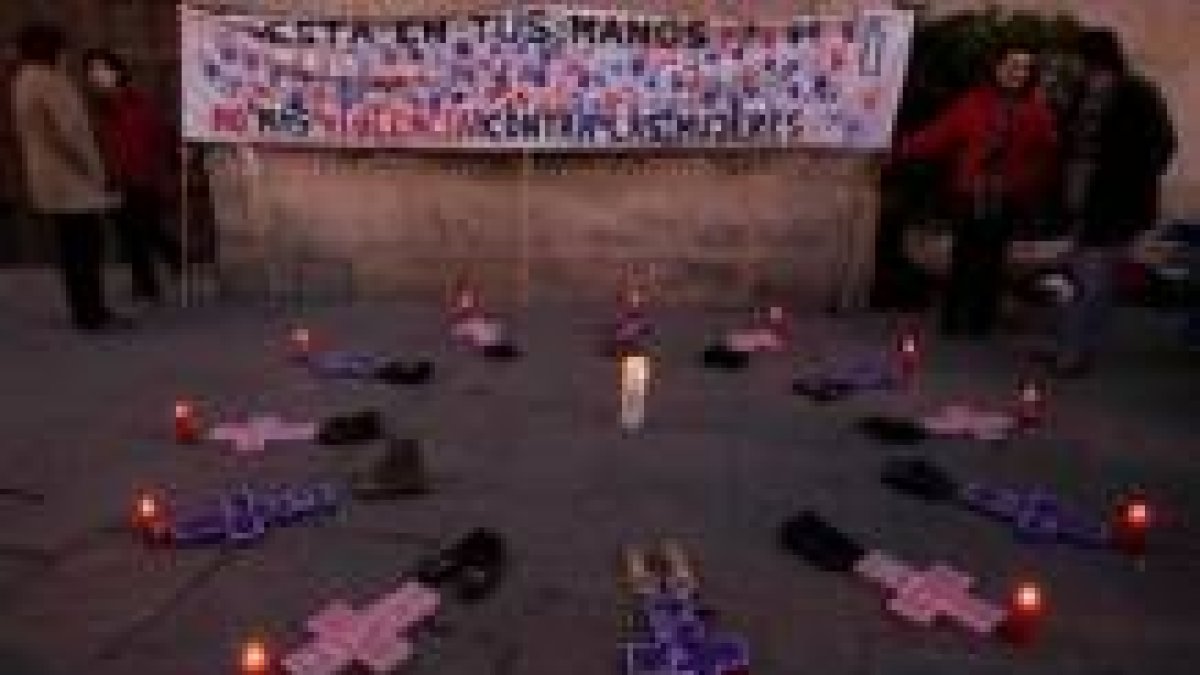 Aspecto de la concentración de la plaza de Botines en la que se dieron cita distintos colectivos