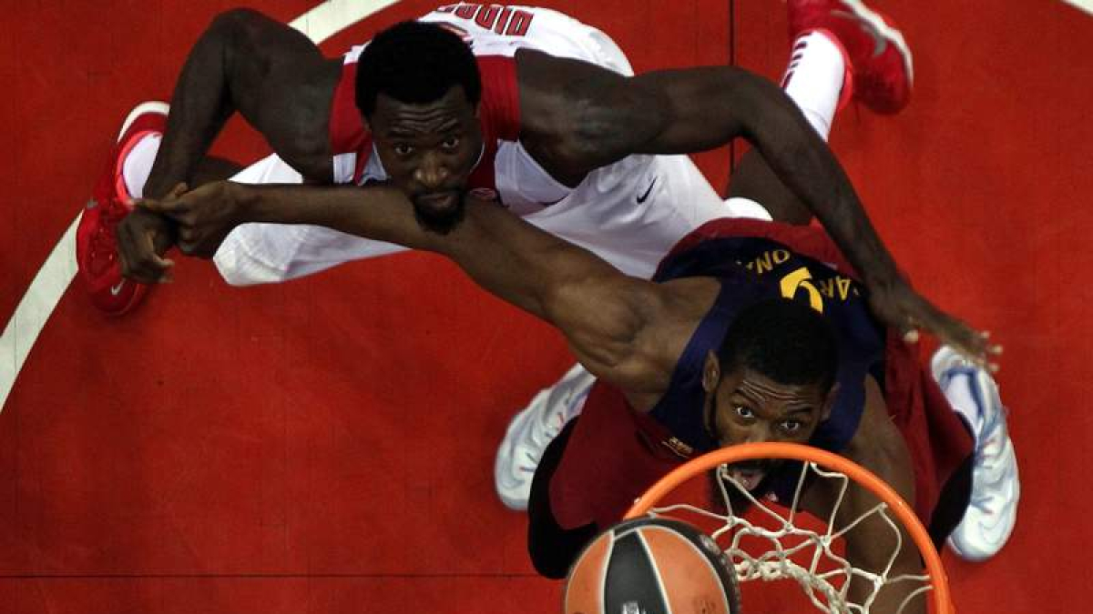 La defensa del Olympiacos neutralizó al Barcelona.