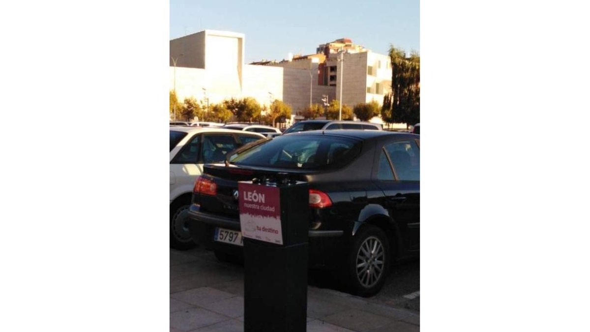 Las bases de los parquímetros ya están colocadas. C.F.