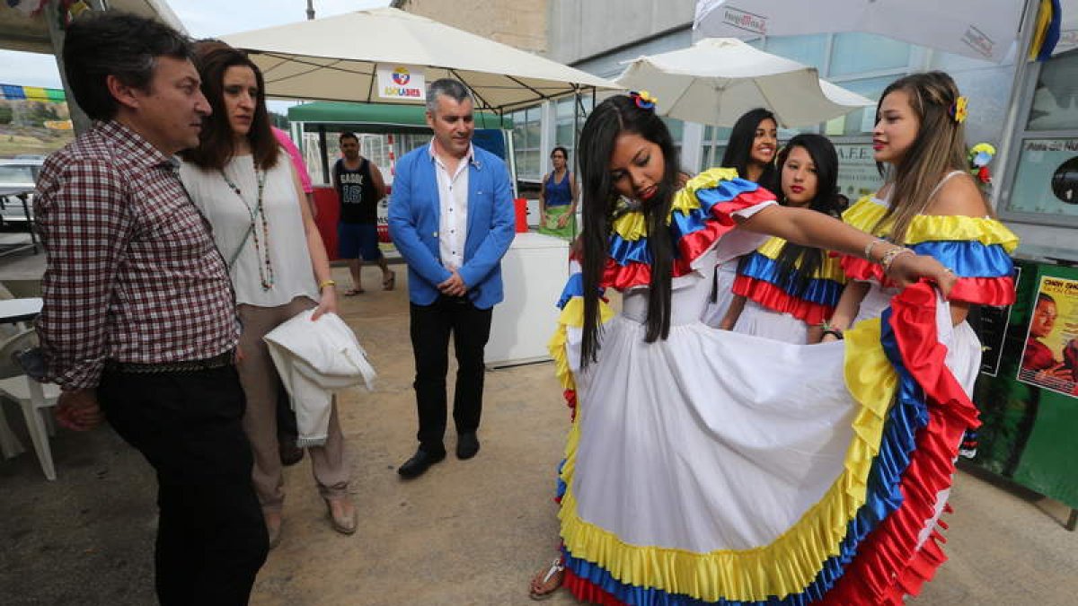 Folgueral, Baílez y Macías observaban este viernes el traje regional colombiano.
