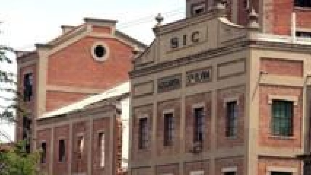 Imagen exterior del deteriorado edificio de Santa Elvira que durante décadas albergó a la Azucarera