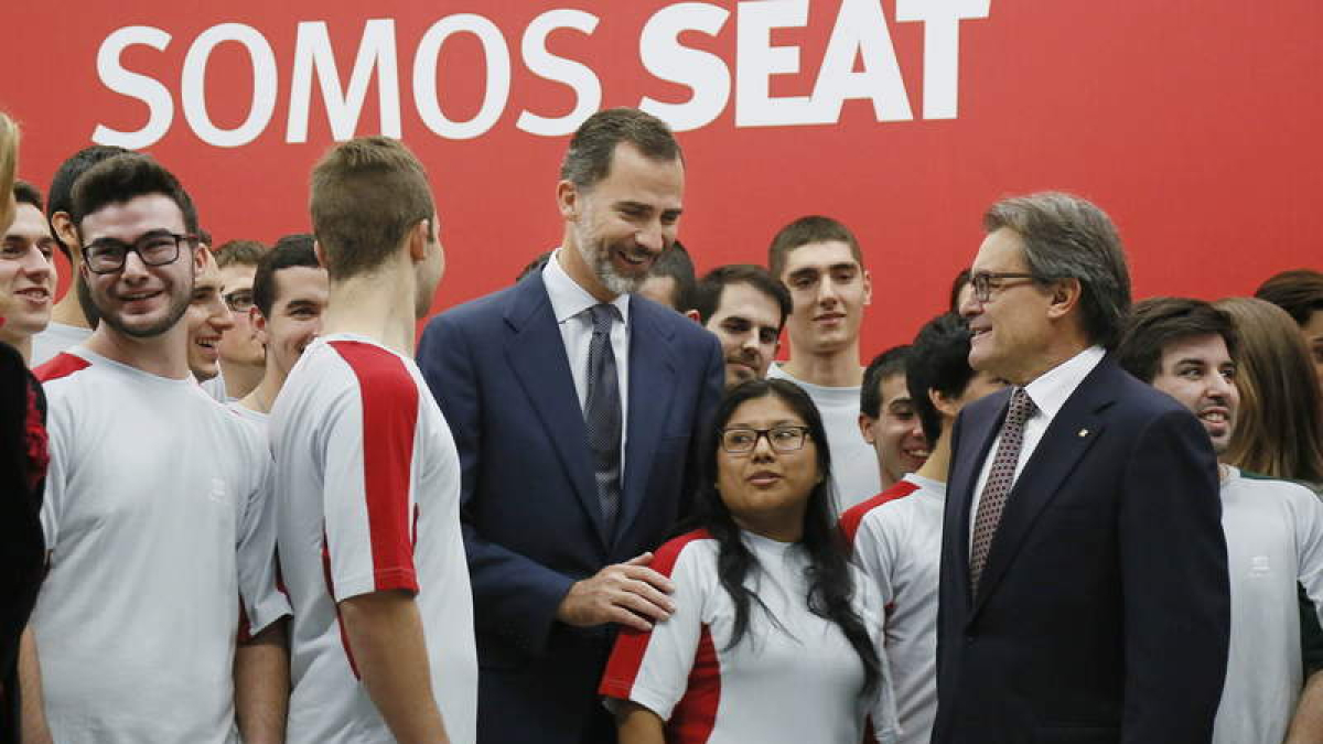 Felipe VI y Artur Mas posan con jóvenes trabajadores de la factoría Seat de Martorell