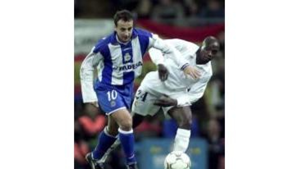 Makelele trata de obstaculizar a Fran en un Deportivo-Real Madrid