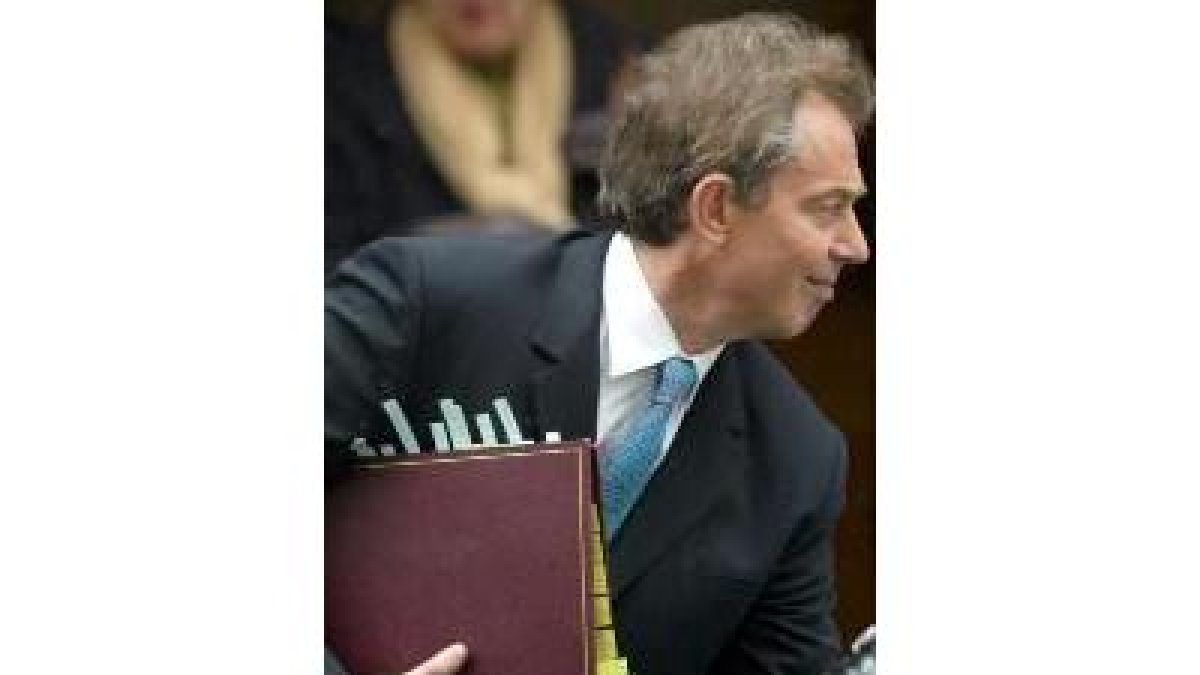 Blair abandona el Parlamento tras una de sus últimas comparecencias