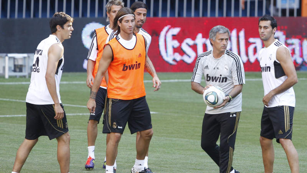 Mourinho, junto a sus jugadores Arbeloa, Kaká y Ramos, durante el entrenamiento.