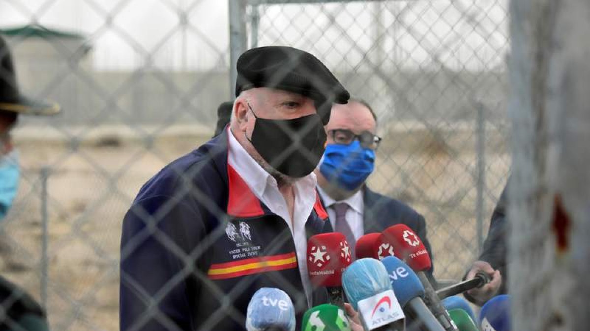 El excomisario Villarejo ayer, a la salida de la cárcel donde estaba recluido desde hace cuatro años sin juicio. VÍCTOR LERENA