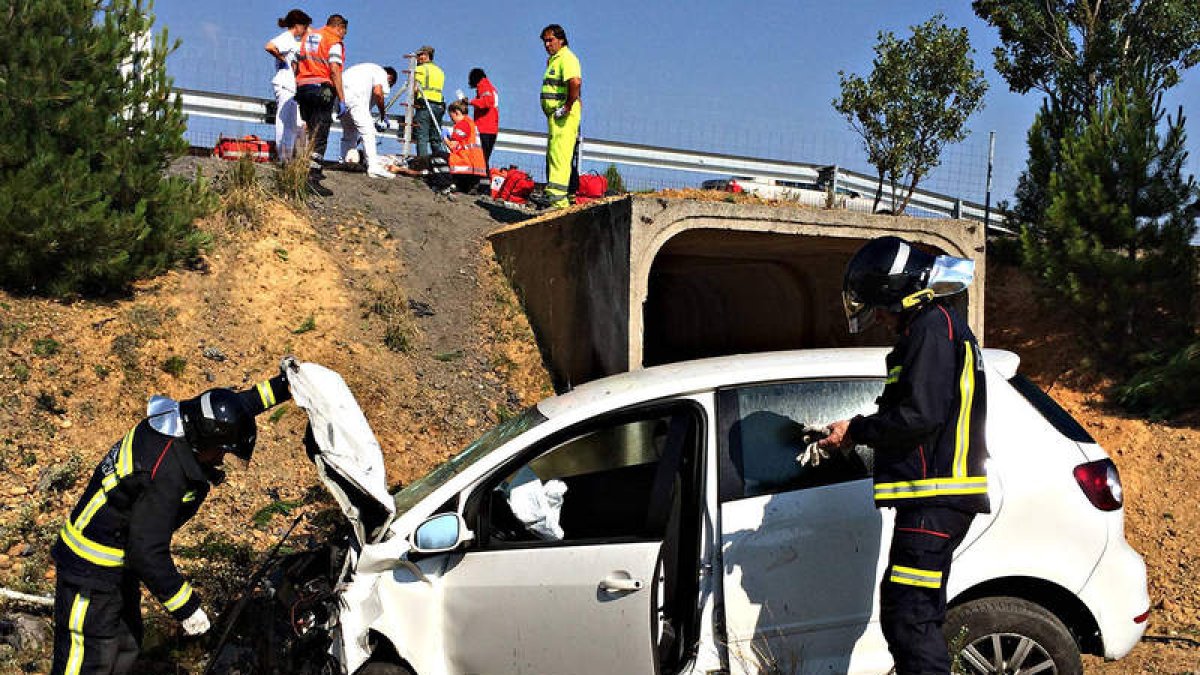 Los equipos de emergencias trabajan en el lugar del siniestro.