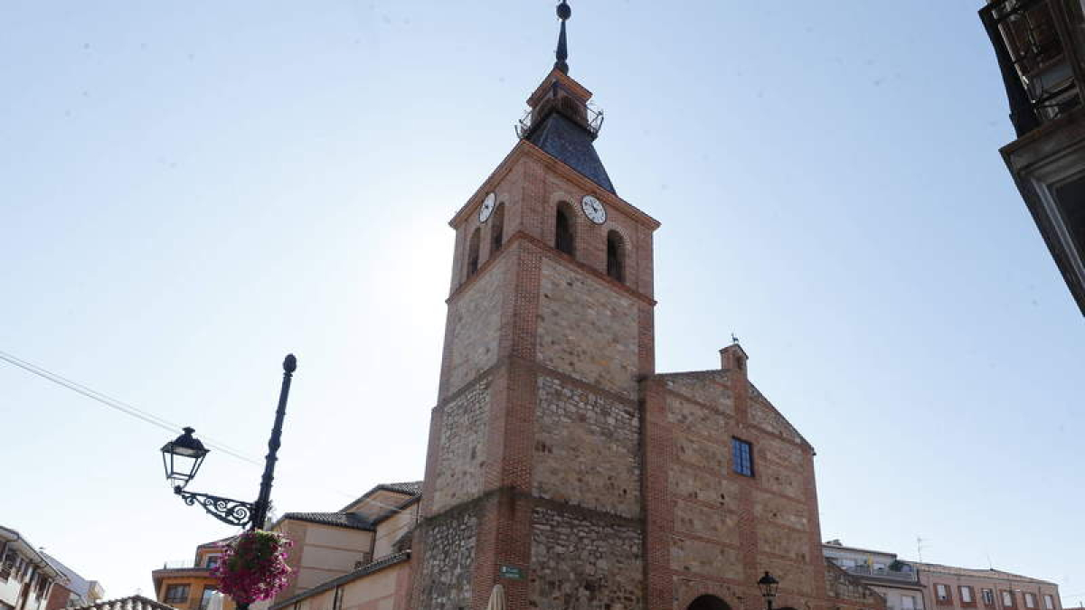 A la izquierda, imagen de la formación Def con Dos Tenores que actúa esta noche en Santa María del Páramo; arriba, un grupo de gente disfruta de una pasada edición de la Feria de la Cerveza antes de la llegada de la pandemia; abajo, imagen de la iglesia de Santa María del Páramo