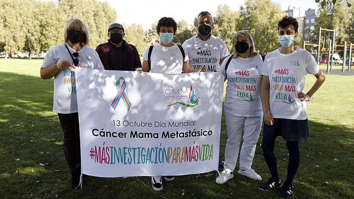 Mujeres con cáncer de mama, con tumores metastásicos de pecho, colaboradores y socios de la Asociación Cáncer de Mama Metastásico de León . MARCIANO PÉREZ