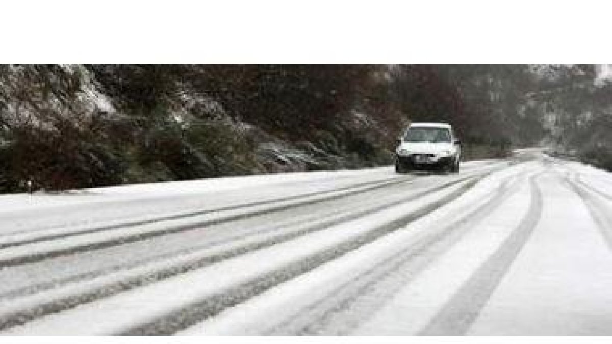 Hielo y, sobre el hielo, nieve, como sucedió en varias carreteras, como este tramo próximo a Vega de