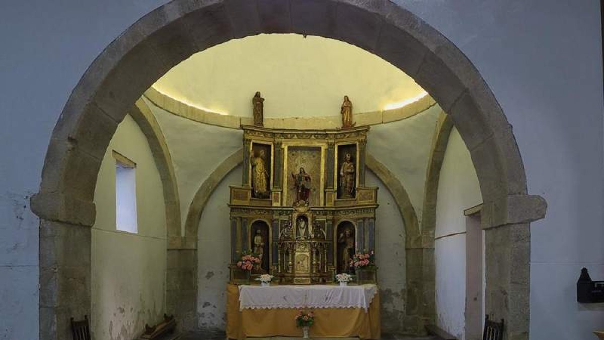 Imágenes de las obras y del altar de la capilla de la Virgen del Rosario en la iglesia mozárabe de Santo Tomás de las Ollas. DL