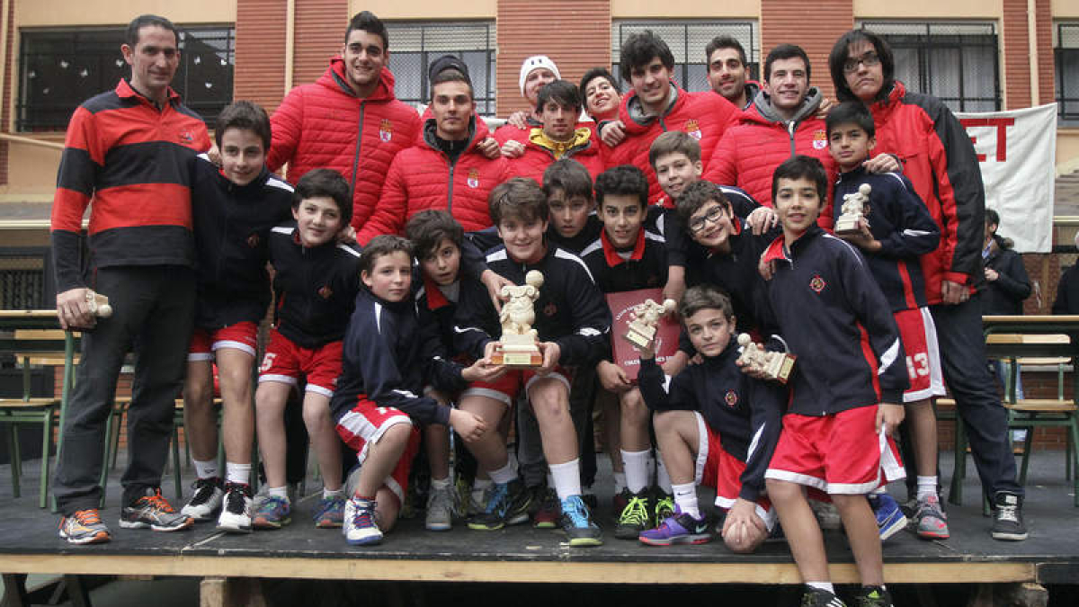 El campeón Colegio Leonés Corredera con los jugadores del Fundación ULE