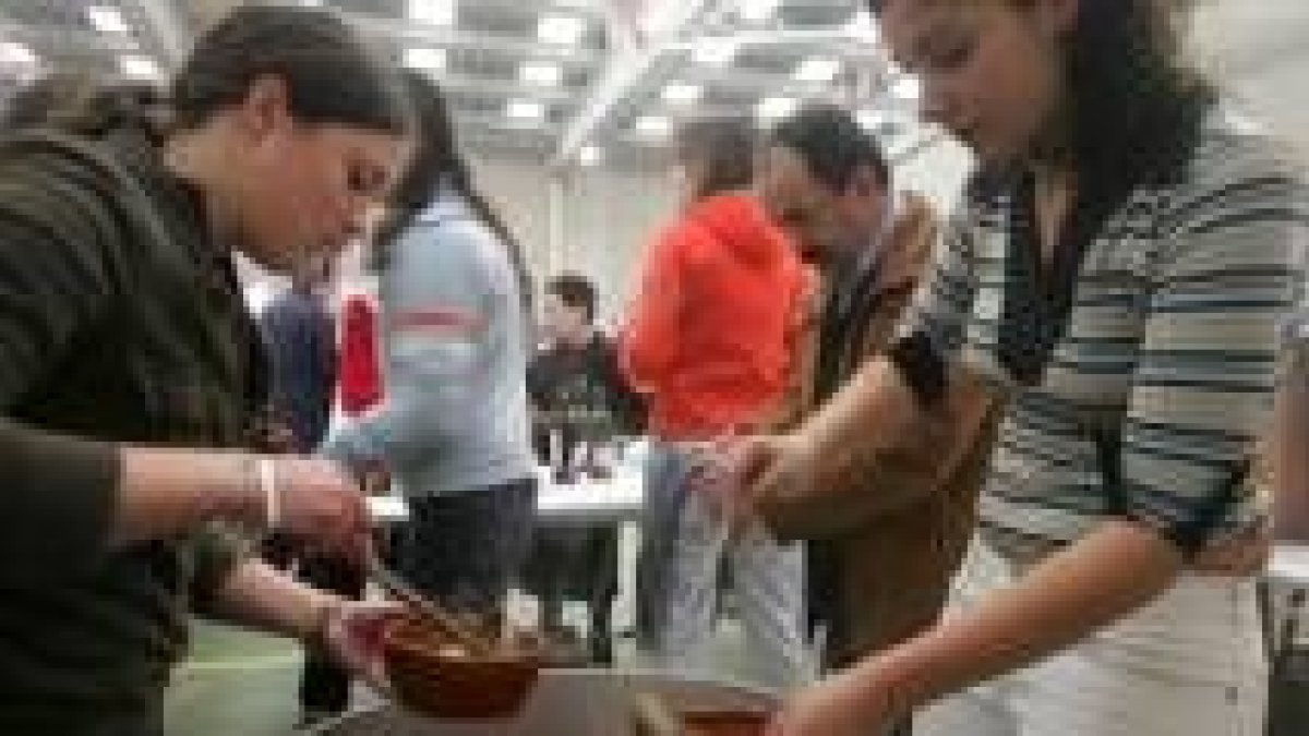 Durante la feria se ofreció una degustación de patatas con jabalí