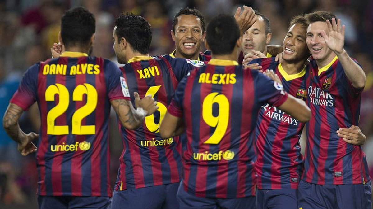 Neymar celebra con sus compañeros del Barcelona el gol marcado a la Real Sociedad.