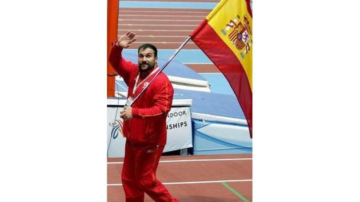 Martínez, de izquierda a derecha, con el oro mundial de Birmingham, la medalla de «chocolate&r