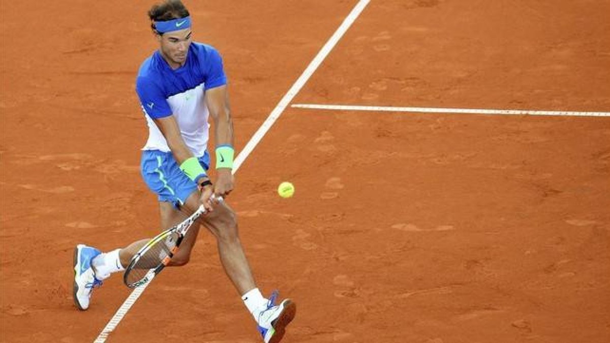 Rafael Nadal golpea la bola en la segunda ronda del torneo de tenis de Hamburgo disputado contra el checo Jiri Vesely