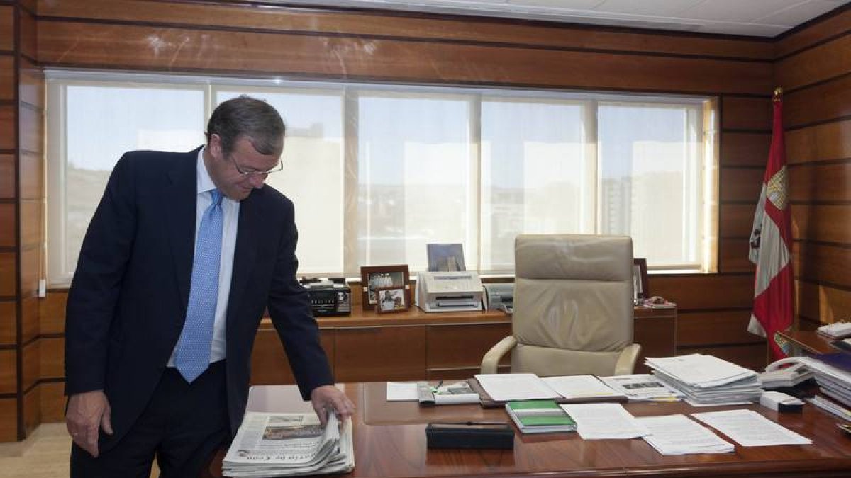 Antonio Silván en su despacho de la Consejería de Fomento