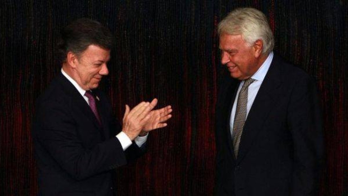 El presidente colombiano, Juan Manuel Santos, y el expresidente del Gobierno español Felipe González, este miércoles 3 de diciembre, en Bogotá.