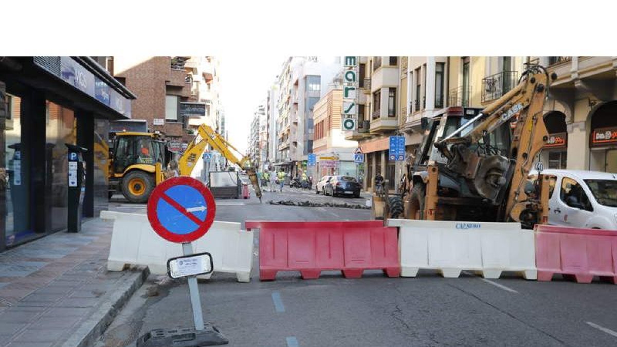 Las obras de conexión de los colectores de Fajeros y Lope de Vega con el principal de Padre Isla condicionan el tráfico. RAMIRO