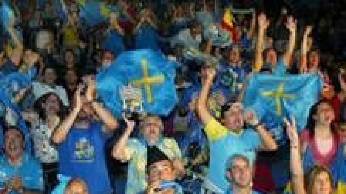 Aficionados asturianos vieron la carrera por una pantalla gigante