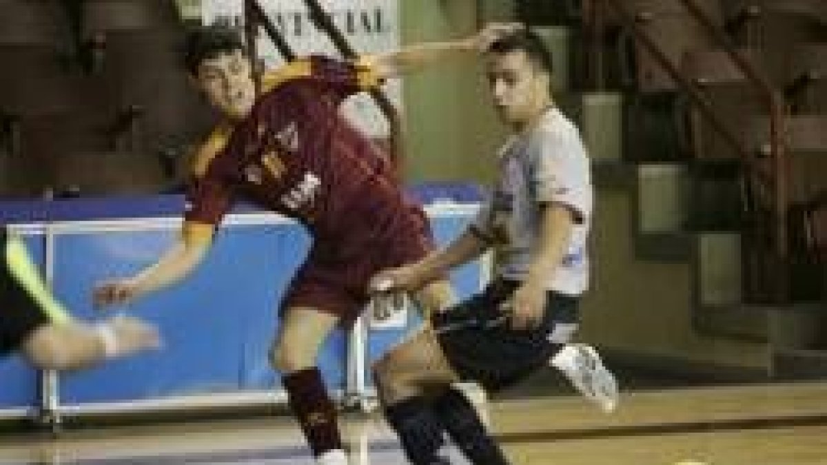 Lescún, a la izquierda, completó un excelente encuentro durante el tiempo que estuvo en la cancha