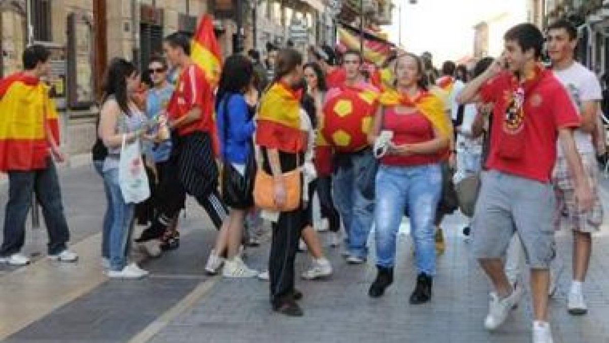 Los aficionados leoneses tomaron la calle Ancha y sus terrazas para ver el partido.