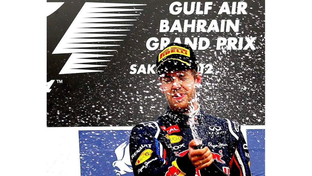 Vettel celebra en el podio su primer triunfo de la temporada que le reporta el liderato en el Mundial.