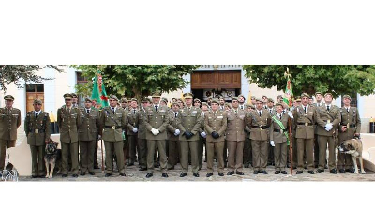 El general de la cuarta subinspección, Gorjón Recio, y el coronel Garcés, en el centro, junto al resto de miembros de la Unidad de Servicios del Acuartelamiento.