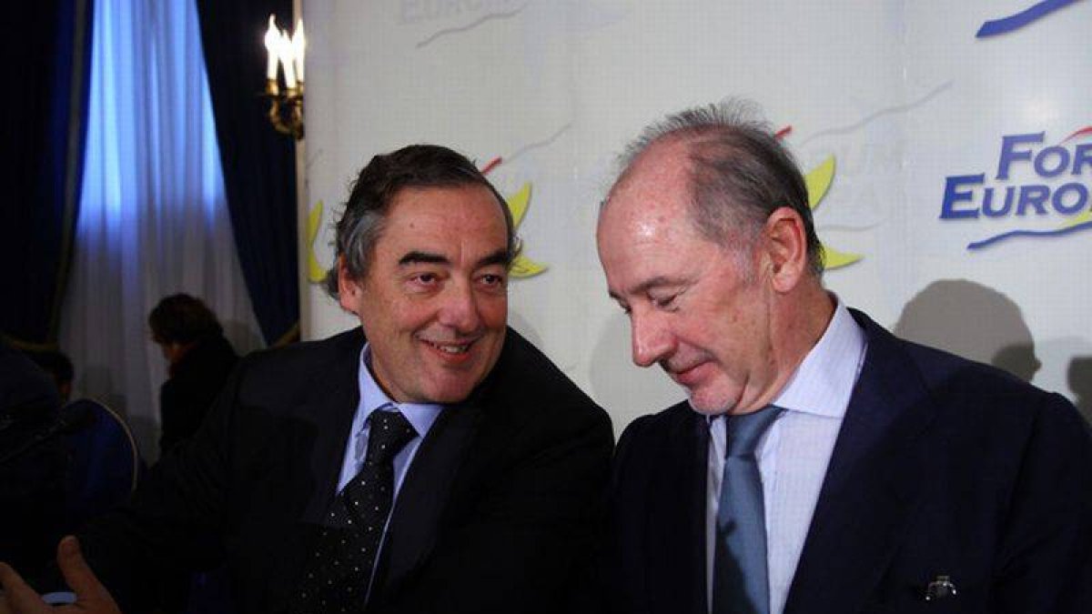 Juan Rosell (izquierda) y Rodrigo Rato, este miércoles en Madrid, durante el encuentro informativo de Fórum Europa.