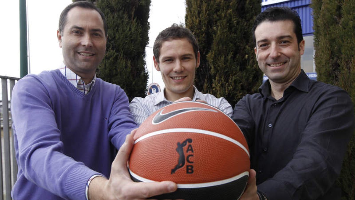 Bultó, Jorge y Juanjo, tres de los árbitros leoneses en la ACB.