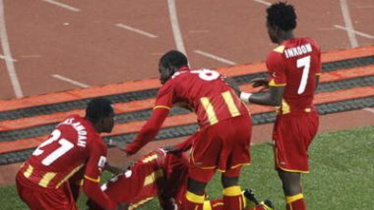 Los jugadores ghaneses felicitan a Gyan por el gol del triunfo.