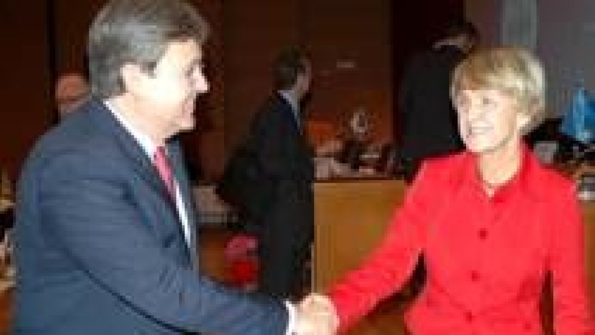 Fernández Santiago saluda a la comisaria Danuta Hübner
