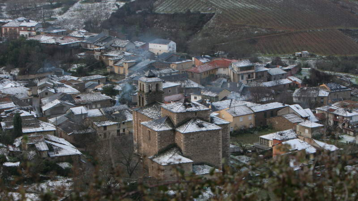 Vista de Villar de los Barrios desde el Mirador del Bierzo. Iglesia de Lombillo, iglesia de Villar de los Barriosy casas blasonadasde Lombillo.