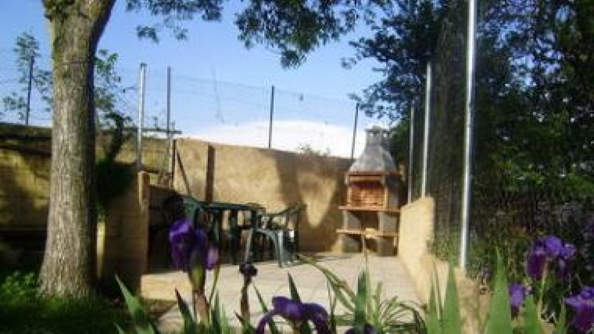 Exterior, instalaciones y patio de la casa rural El Porma en Villanueva del Condado.