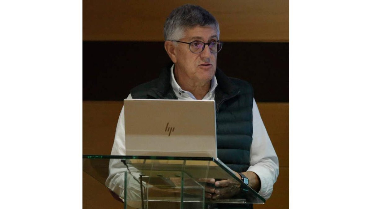 El presidente del Abanca Ademar, Cayetano Franco, ayer en la asamblea de socios. FERNANDO OTERO