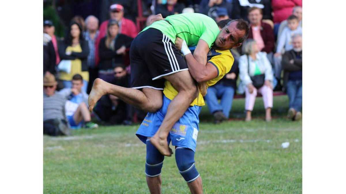 Ibán ya campeón en cuartos ante Daniel de Blanco, refrendado con final ante su hermano Mario. A.B.