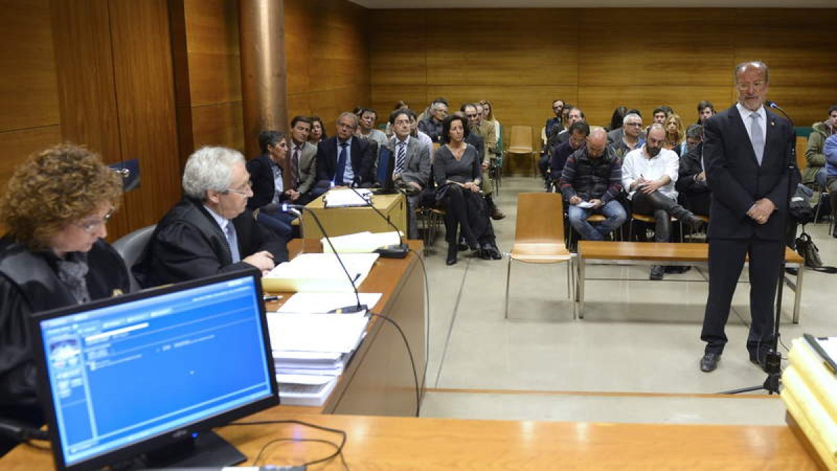 El alcalde de Valladolid y candidato del PP a la reelección, Javier León de la Riva, durante la celebración, ayer, del juicio.