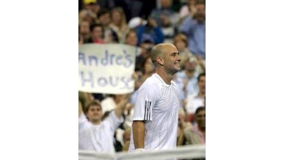 Agassi recibe los aplausos del público tras lograr ayer la victoria