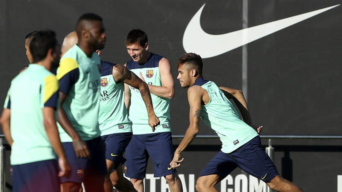 Neymar, a la derecha, no se separó de Messi en su primer entrenamiento con el Barça.