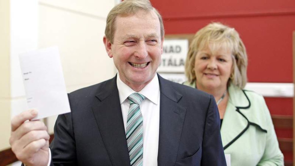 El primer ministro irlandés, Enda Kenny, y su mujer, en el momento de votar .