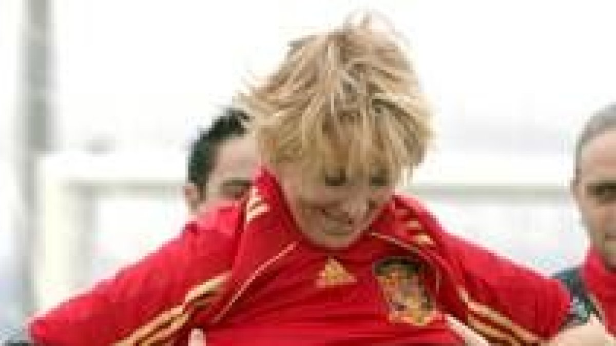 Esperanza Aguirre se coloca la camiseta de la Selección española