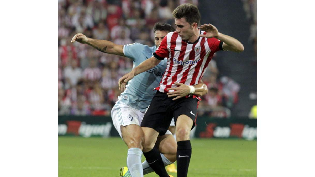 Laporte, derecha, pelea un balón con el italiano Piovaccari.