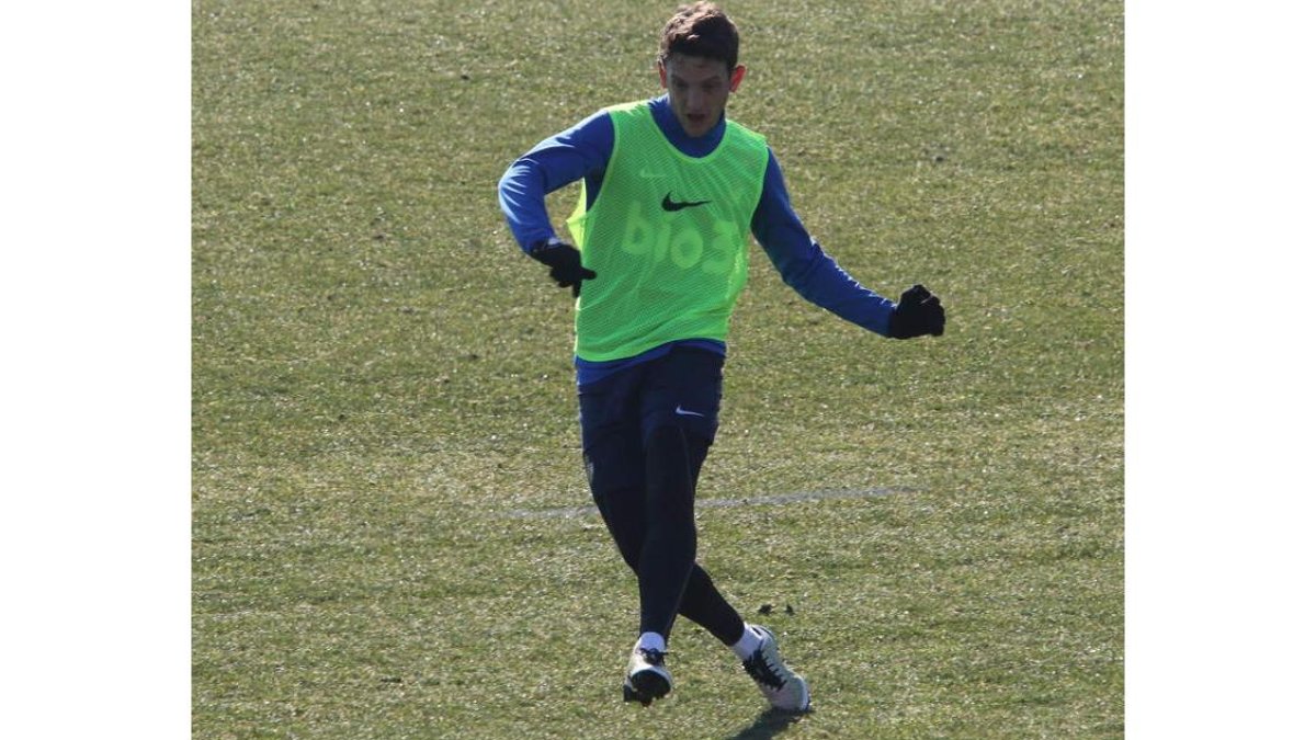 Núñez seguirá ocupando el lateral izquierdo de la Deportiva ante la baja de Ríos Reina. L. DE LA MATA