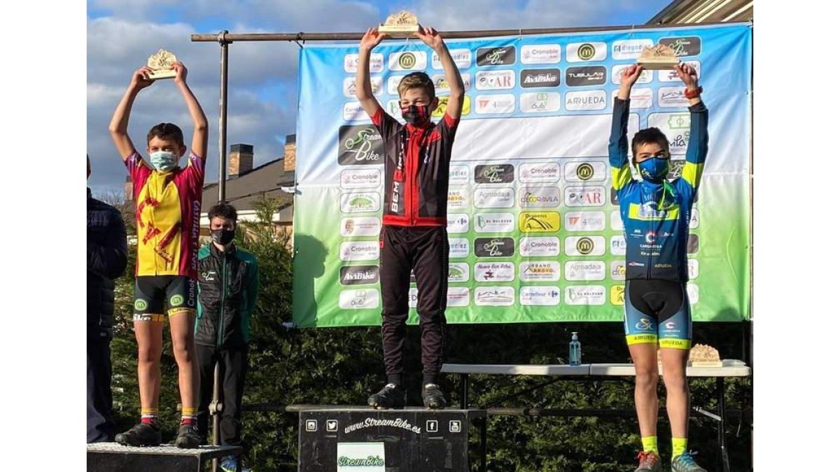 Enol Torre, en el centro de la imagen, levanta el trofeo de ganador. CD BEMBIBRE