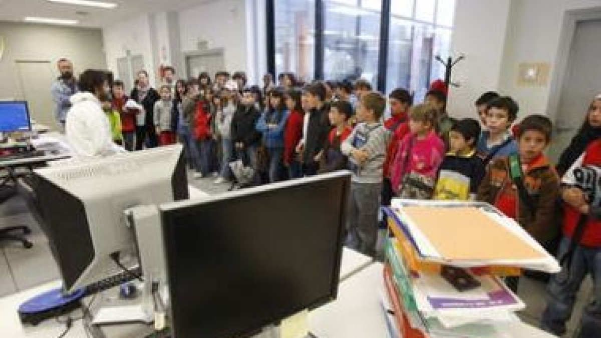 Los escolares estuvieron muy atentos a las explicaciones durante toda la visita