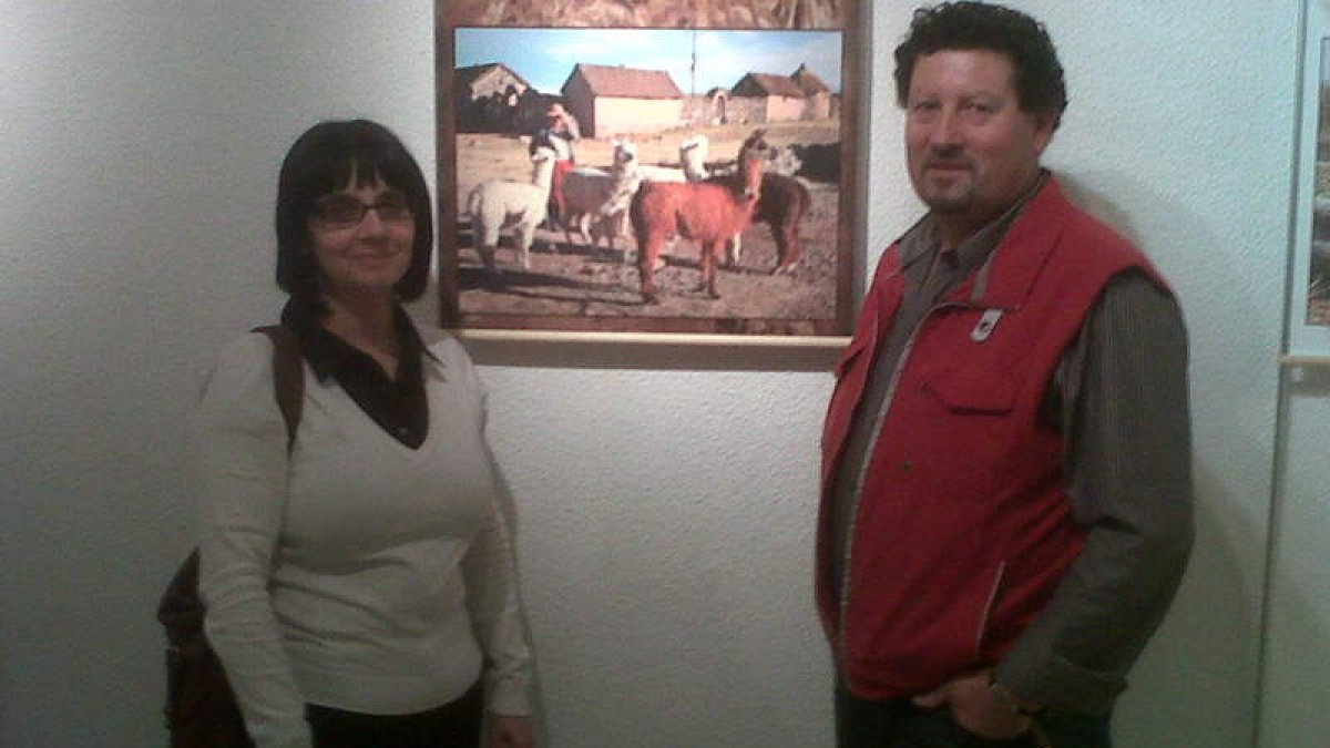 La edil de Cultura con el artista Miguel Aguilar.