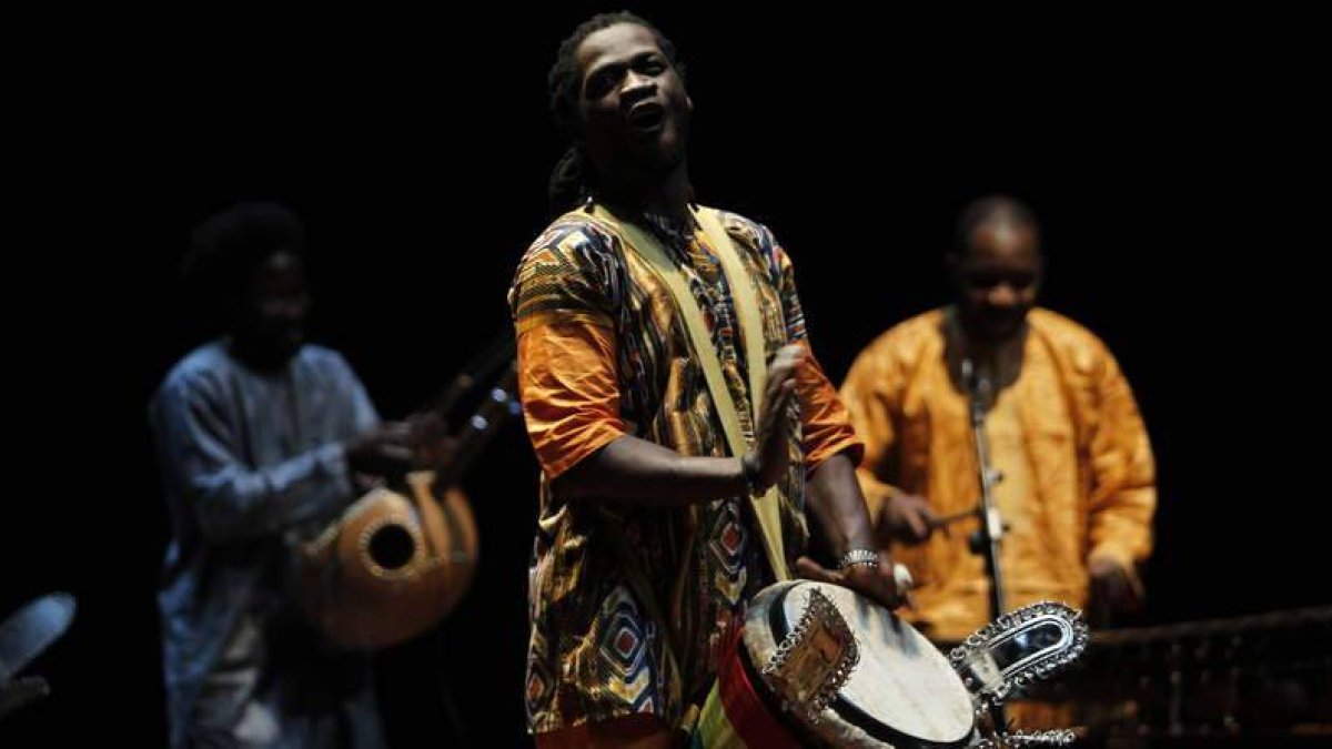 El espectáculo 'Terya' reunió anoche en León a grandes percusionistas africanos.